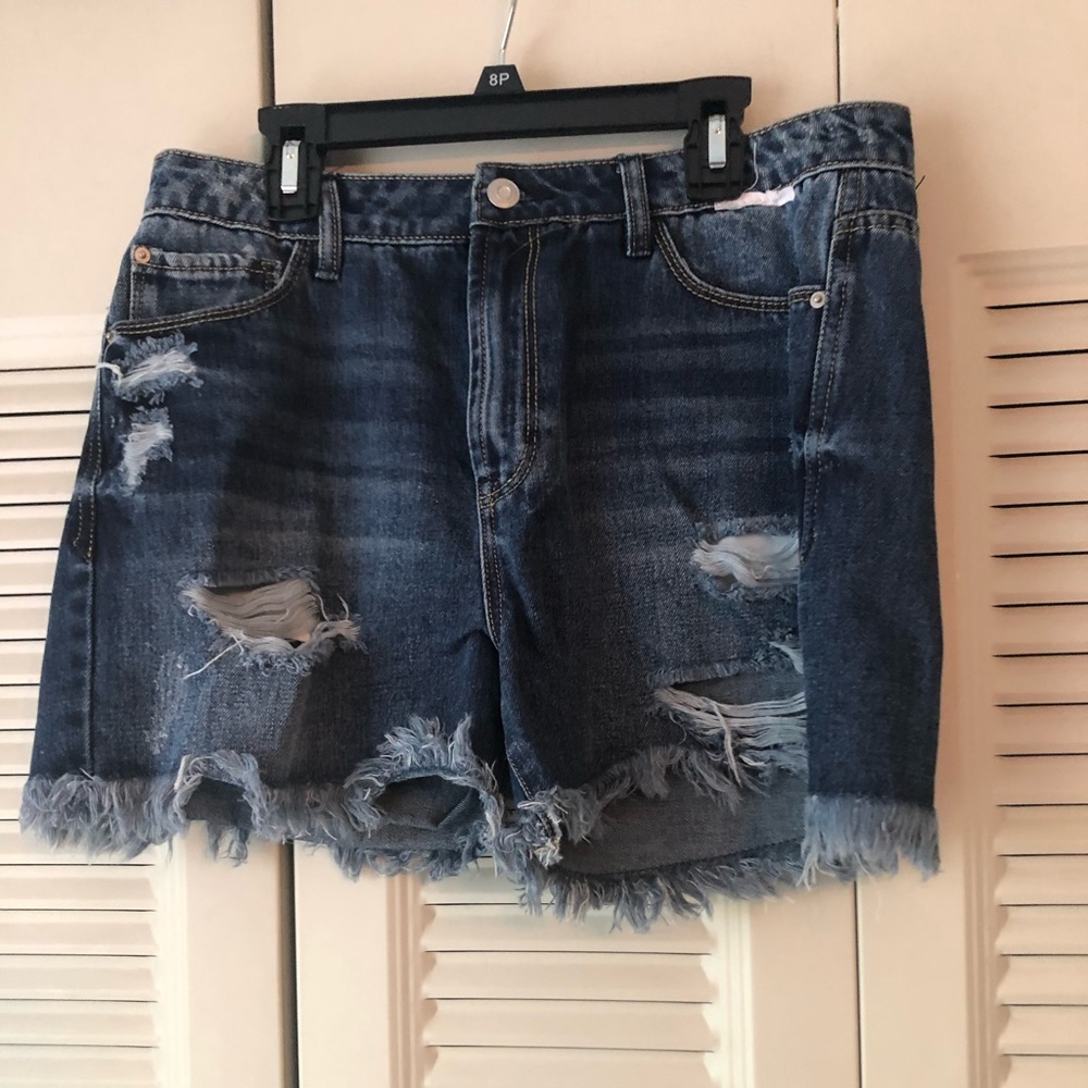 Kenzie NWT distressed jean shorts with threads at bottom. 2 pockets/front & back